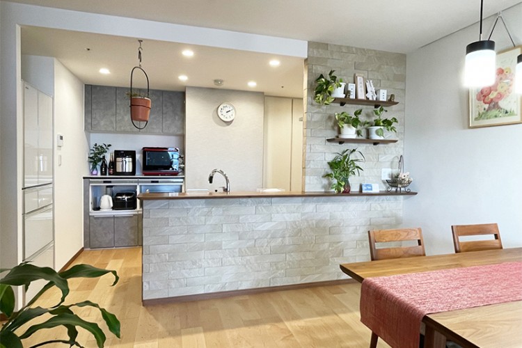 こだわりのクロスとタイルでスタイリッシュで落ち着いた雰囲気に　港区I様邸